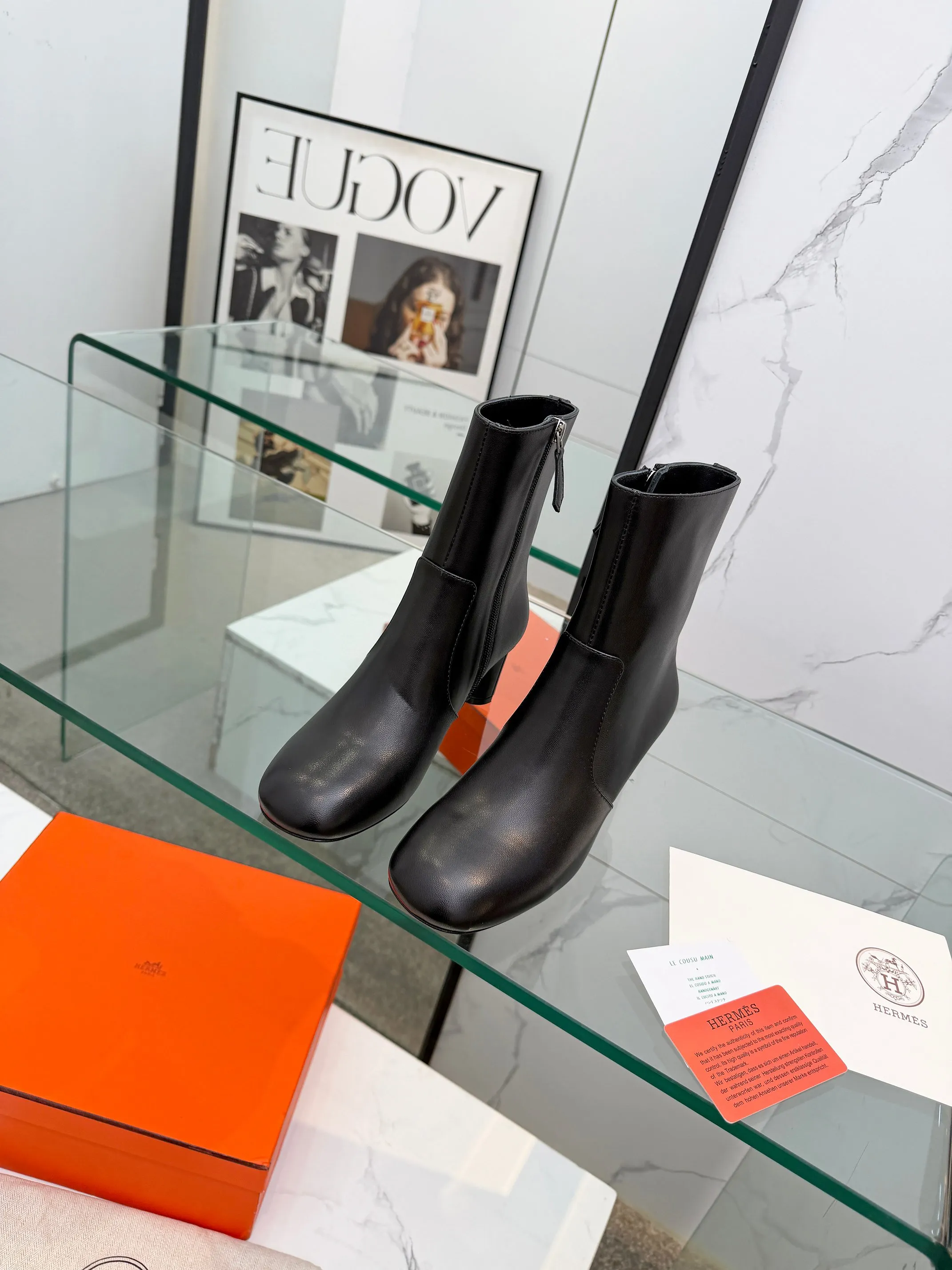 👟👟Ex-factory price 800👟👟 Top version purchasing agent Hermes 2025 autumn and winter new Lisa thick heel side zipper and naked women's short boots H family letter logo high heel round toe Martin knight boots Material: imported calfskin upper + water-dyed sheepskin lining + Italian genuine leather outsole Heel height: 5.5CM Size: Women’s size 35-41 (40.41 customized, non-refundable)